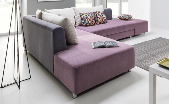 Un lussuoso e grande divano d'angolo è realizzato con materiali di alta qualità da produttori di mobili europei.