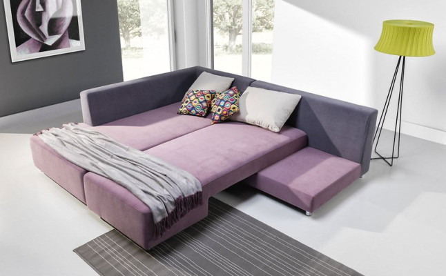 Un lussuoso e grande divano d'angolo è realizzato con materiali di alta qualità da produttori di mobili europei.