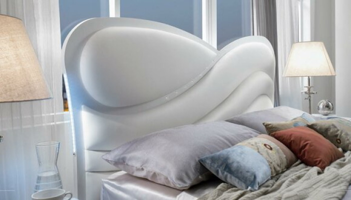 Letto imbottito in design di lusso, letti matrimoniali di hotel, telai per letti in legno.