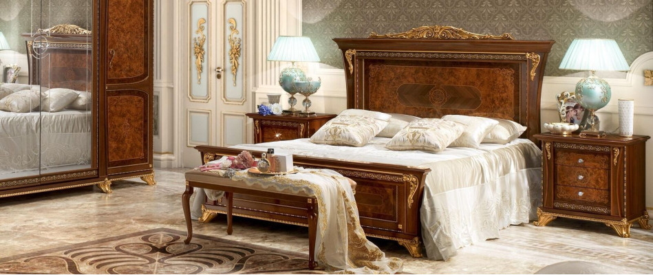 Camera da letto in stile barocco e rococò in legno con letto imbottito di lusso matrimoniale.