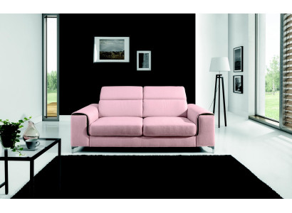 Un rispettabile moderno e confortevole divano a due posti in elegante colore rosa.