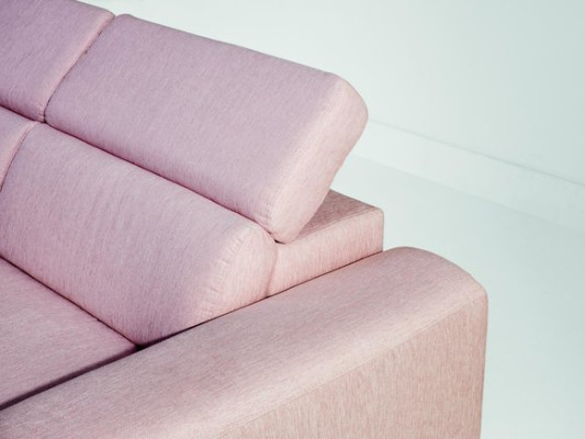 Un rispettabile moderno e confortevole divano a due posti in elegante colore rosa.