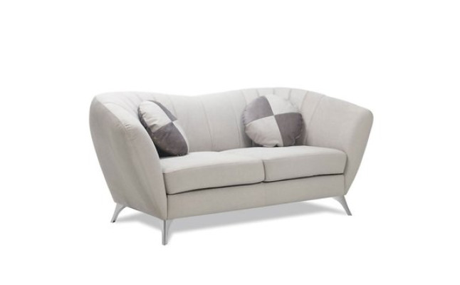 Il divano a due posti in stile elegante e moderno si adatta perfettamente a qualsiasi interno.