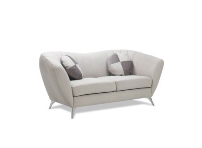 Il divano a due posti in stile elegante e moderno si adatta perfettamente a qualsiasi interno.