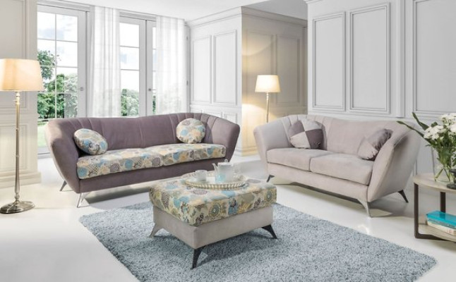 Il divano a due posti in stile elegante e moderno si adatta perfettamente a qualsiasi interno.