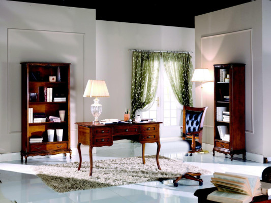 Mobili classici in legno italiano. Scrivania di lusso, stile mobile per ufficio.