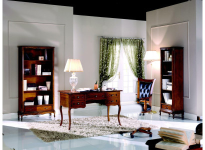 Mobili classici in legno italiano. Scrivania di lusso, stile mobile per ufficio.