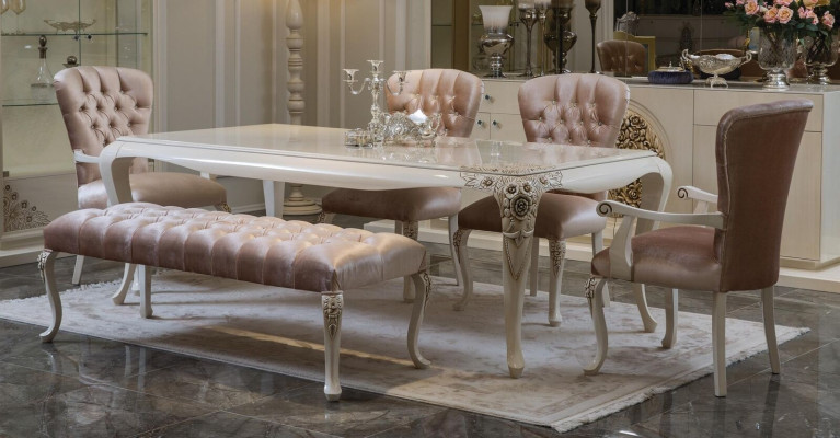 Set di mobili da sala da pranzo classico in rosa tenue in legno naturale.