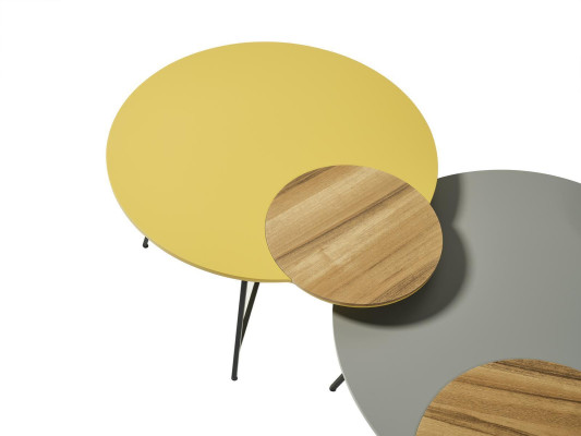 Set di tavolini da caffè con design esclusivo da un produttore europeo di mobili.