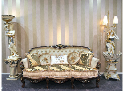 Classico divano a tre posti in stile Chesterfield, imbottito, in tessuto.