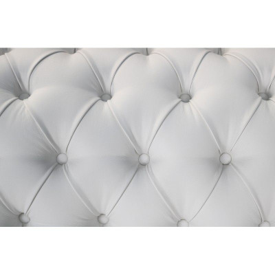Elegante poltrona Chesterfield bianca: Il fascino del classico nello stile moderno.