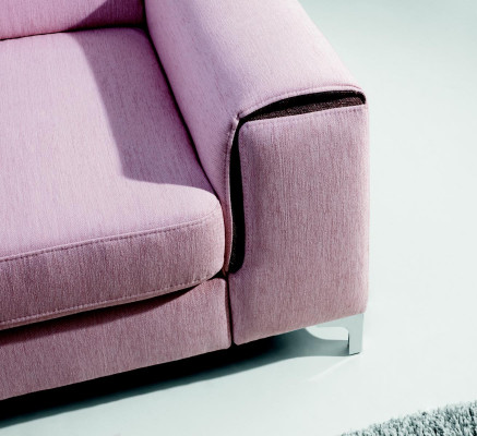 Un rispettabile moderno e confortevole divano a due posti in elegante colore rosa.