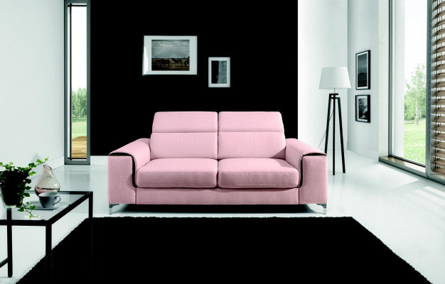 Un rispettabile moderno e confortevole divano a due posti in elegante colore rosa.