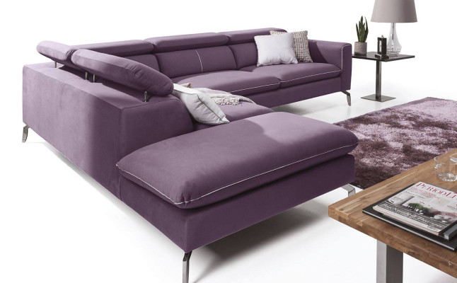 Un divano d'angolo funzionale e elegante in stile moderno per la tua casa con rivestimento di lusso viola.