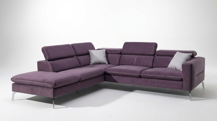Un divano d'angolo funzionale e elegante in stile moderno per la tua casa con rivestimento di lusso viola.