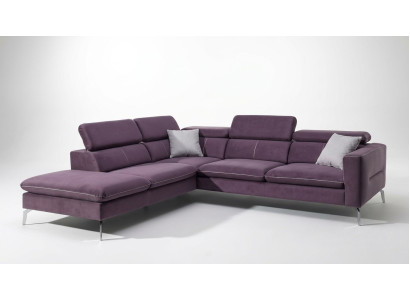 Un divano d'angolo funzionale e elegante in stile moderno per la tua casa con rivestimento di lusso viola.