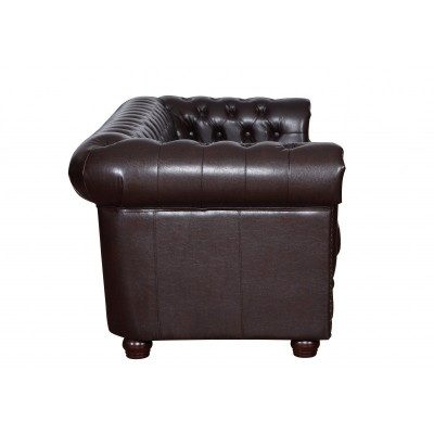 Sofà moderno in ecopelle a tre posti accogliente ed elegante stile Chesterfield.