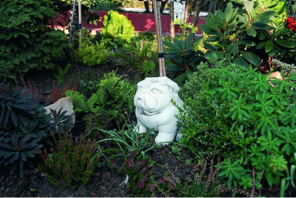 Giardino decorazione cane terrazza pietre figure decorative figura bianca statua