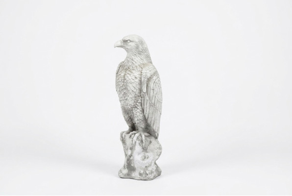 Statua decorativa di un'aquila nel giardino