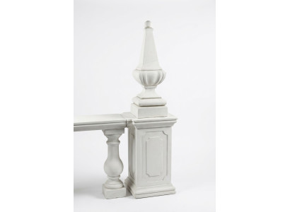 Decorazione colonne coniche in stile antico romano supporti di pietra.