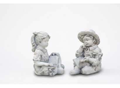 Giovane statua di figura di 44 cm di lunghezza per giardino.