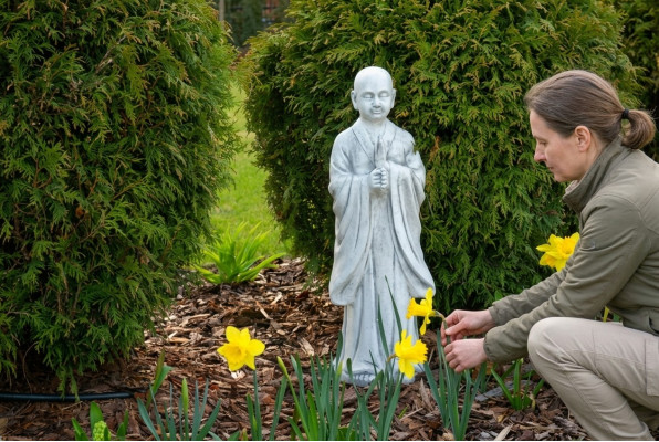 Scultura di Buddha in stile pietra. Grande scultura decorativa per il giardino.