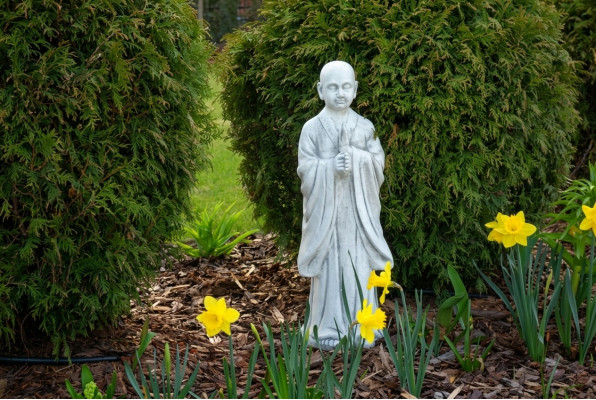 Scultura di Buddha in stile pietra. Grande scultura decorativa per il giardino.
