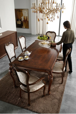 Classico set di 4 sedie design in legno italiano per sala da pranzo.