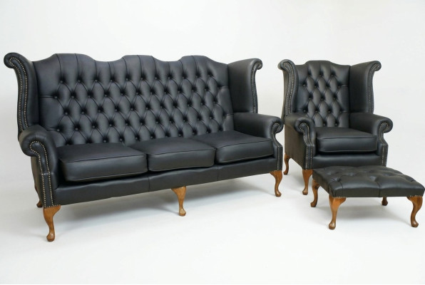 Divano Chesterfield in pelle nera con 3 posti più 1 e poltrona ad alette.