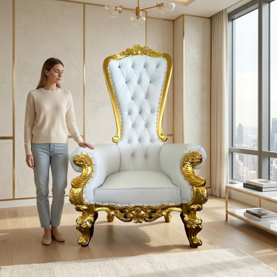 Una poltrona bianca e decorata meravigliosa in stile barocco e Chesterfield con elementi dello stile Chesterfield