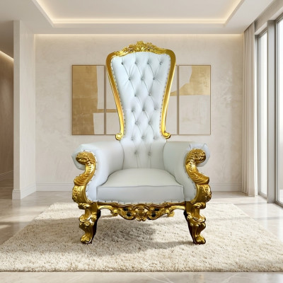 Una poltrona bianca e decorata meravigliosa in stile barocco e Chesterfield con elementi dello stile Chesterfield