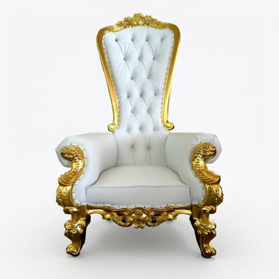 Una poltrona bianca e decorata meravigliosa in stile barocco e Chesterfield con elementi dello stile Chesterfield