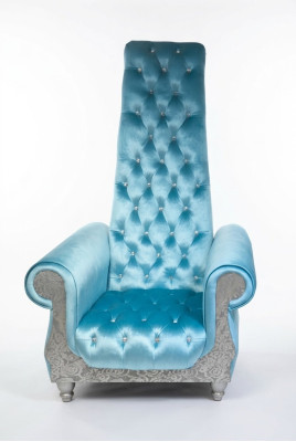 Una poltrona raffinata con uno schienale alto e un design che ricorda una poltrona di Voltaire