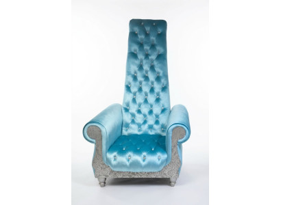 Una poltrona raffinata con uno schienale alto e un design che ricorda una poltrona di Voltaire
