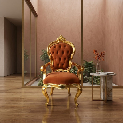 Elegante sedia barocca in originale tonalità arancione con brillanti supporti dorati.