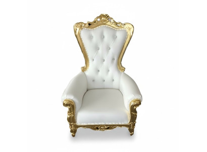 Elegante poltrona bianca con una silhouette dinamica e magnifici elementi decorativi a forma di motivi floreali.