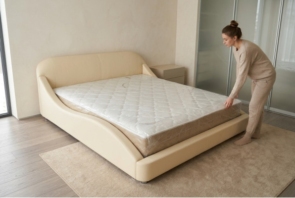 Nuovo, moderno e confortevole letto per la camera da letto.