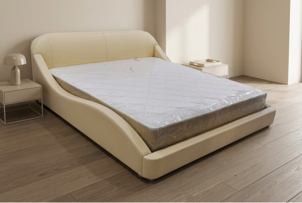 Nuovo, moderno e confortevole letto per la camera da letto.