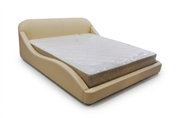 Nuovo, moderno e confortevole letto per la camera da letto.