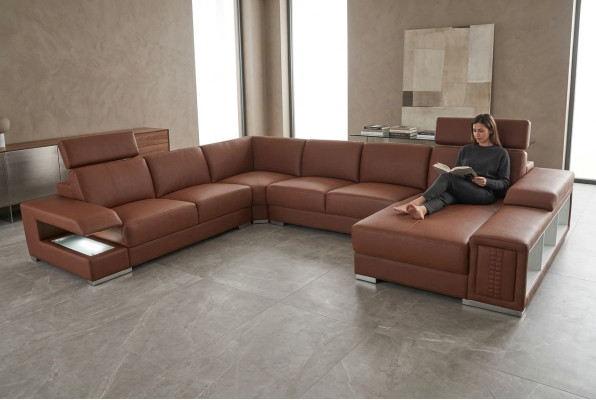 Ambiente abitativo con un divano d'angolo a U di design