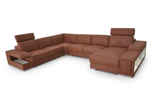 Ambiente abitativo con un divano d'angolo a U di design