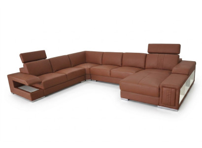 Ambiente abitativo con un divano d'angolo a U di design