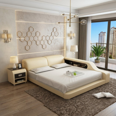 Letto matrimoniale ad acqua in hotel completo in pelle con USB.