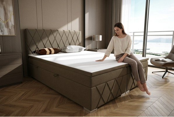 Letto boxspring doppio in velluto di lusso per hotel con funzione di contenitore in marrone.