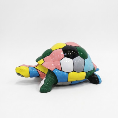 Astratta figura del designer per il soggiorno. Statua moderna di una tartaruga dipinta in modo vivace, altezza 109cm.   Abstracte designerfigur für das Wohnzimmer. Moderne Schildkrötenstatue, lebhaft bemalt, Höhe 109 cm.