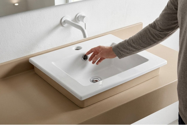 Lavabo in ceramica a colonna da appoggio bianco per lavabo decorativo.