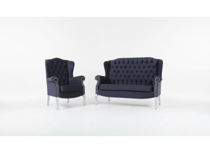Classico divano Chesterfield a tre posti in velluto imbottito.