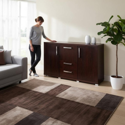 Classico comò in legno marrone.