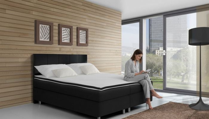 Letto a molle imbottito in similpelle di design di lusso per hotel matrimoniale.