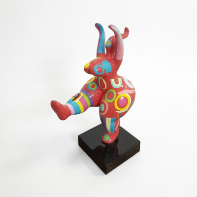 Arte astratta del designer, graziose statue di figure colorate, sculture e statue dipinte.   Arte astratta del designer, graziose statue di figure colorate, sculture e statue dipinte.